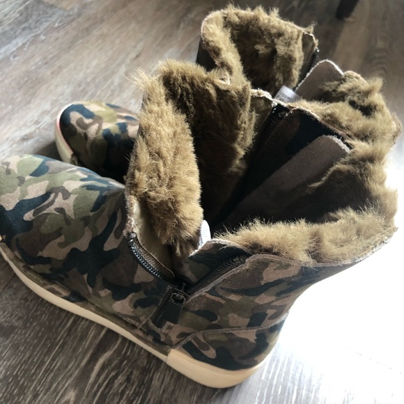 J slides, sz 8, camo, warm and so trendy - Picture 1 of 4